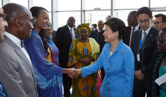 박근혜 대통령이 지난달 27일(현지시각) 에티오피아 아디스아바바 아프리카연합(AU) 본부에 방문해 관계자들과 인사를 나누고 있다. 한국 정부는 AU와 '한-AU 과학기술 협력' MOU를 순방 기간 중 체결해 내년부터 공동연구를 추진할 계획이다. 청와대 제공